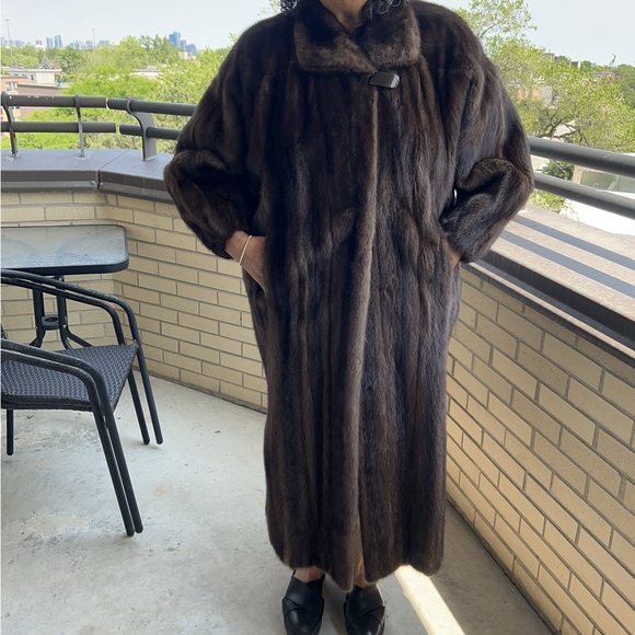 Beautiful Alfred Sung mink coat for sale in mint condition. Size 10-12 - Picture 8 of 15